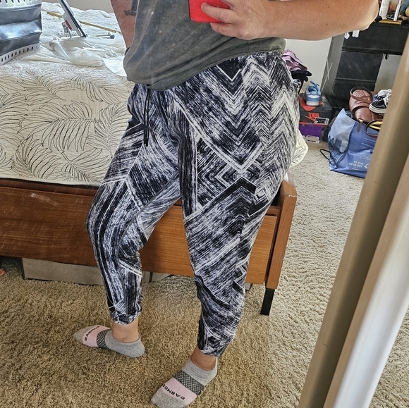 EUC Lululemon Jet Crop Pant Jogger Heat Wave size 6 Medium - Picture 14 of 15